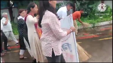 आगर: पटवारी संघ की कलेक्ट्रेट भवन के सामने 17वें दिन भी जारी रही हड़ताल, कलेक्ट्रेट परिसर में झाड़ू लगाकर किया प्रदर्शन