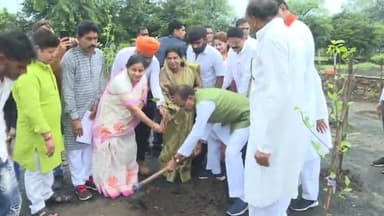 हुज़ूर: CM शिवराज सिंह चौहान ने श्यामला हिल्स स्थित उद्यान में बेलपत्र, पीपल और गुलमोहर के पौधे रोपे