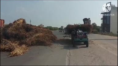 बहरोड़: नेशनल हाईवे 48 पर मोलाडिया पुल पर बाजरे की कड़वी से भरी ट्रैक्टर ट्रॉली पलटी