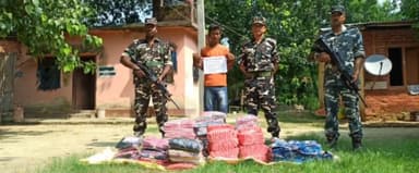 हरलाखी: महादेवपट्टी SSB कैंप के जवानों ने बॉर्डर पर कपड़े व साइकिल के साथ एक धंधेबाज को किया गिरफ्तार