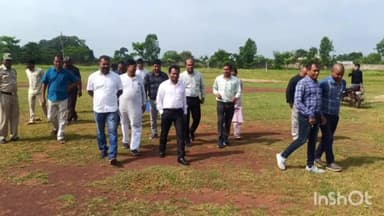 बेमेतरा: कलेक्टर पदुम सिंह एल्मा ने देवकर तहसील कार्यालय व स्वामी आत्मानंद स्कूल का किया निरीक्षण