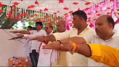 मड़ियाहू: रामपुर विकासखंड के विभिन्न गांव में 'मेरी माटी मेरा देश' अभियान के तहत सांसद बीपी सरोज ने घर-घर जाकर किया मिट्टी संग्रहण