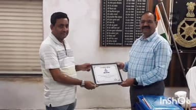 गुना: शहर में 500 से अधिक CCTV कैमरो को लगाने में सहयोग देने वाले समाजसेवियो को एसपी कार्यालय में एसपी ने किया सम्मानित