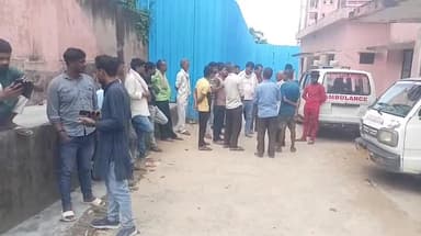 बांसगांव: शहर में हितैषी हॉस्पिटल के समाने ट्रक की टक्कर में एक युवक की हुई मौत, दो घायलों का अस्पताल में उपचार जारी