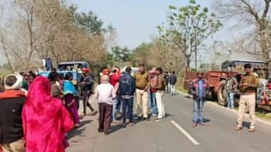 इकौना: सोनवा थाना क्षेत्र के बभन चक मोड़ के पास अज्ञात वाहन की टक्कर से दो लोग घायल