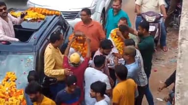 टीकमगढ़: सैल सागर चौराहे पर कांग्रेस कमेटी के कार्यवाहक ज़िला अध्यक्ष गौरव शर्मा व प्रदेश महामंत्री महेश यादव का हुआ भव्य स्वागत