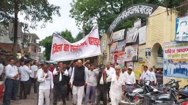 बहराइच: दीवानी न्यायालय से अधिवक्ताओं ने हापुड़ घटना को लेकर विरोध जताते हुए निकाला जुलूस, कलेक्ट्रेट में सौंपेंगे ज्ञापन