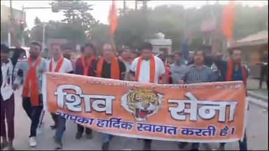 मुरादाबाद: एमडीए में जर्जर सड़कों की हालत को लेकर रामगंगा बिहार में शिवसेना ने हाथों पर काला रिबन बांधकर किया जोरदार प्रदर्शन