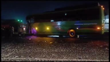 धनौरा: सीओ ऑफिस के सामने कैंटर में घुसी डबल डेकर बस, 17 यात्री हुए घायल