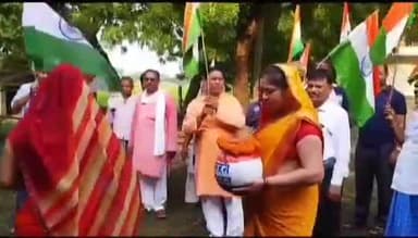 केराकत: बेलहरी गांव में ग्राम प्रधान की अध्यक्षता में 'मेरी माटी मेरा देश' अभियान के तहत निकाली गई अमृत कलश यात्रा