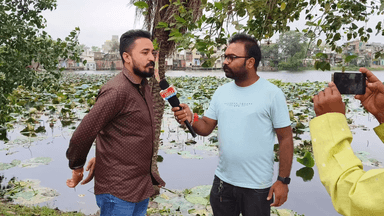 साईंखेड़ा तालाब में केमिकल सीरा टेंकर पलटने के बाद सभी मछलियां मर गई जल दूषित हो गया बदबू से संक्रमण फैलने की संभावना है