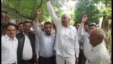 फिरोज़ाबाद: बार एसोसिएशन के बैनर तले अधिवक्ताओं ने न्यायालय प्रांगण के दोनों गेटों को बंद कर कामबंद हड़ताल संग किया धरना प्रदर्शन