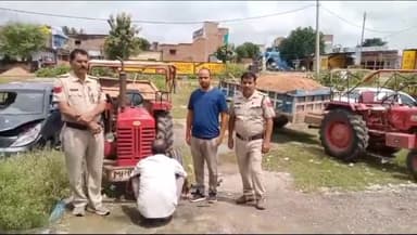 टीकमगढ़: मवई रेलवे ब्रिज के पास से अवैध रेत का परिवहन कर रहे ट्रैक्टर-ट्रॉली को देहात थाना पुलिस ने किया जब्त, चालक पर की कार्रवाई