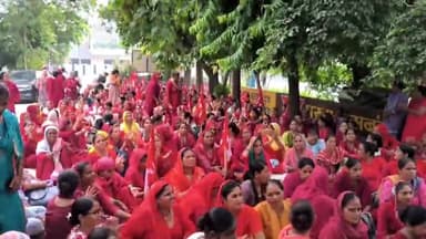 करनाल: माल रोड सिविल सर्जन कार्यालय के सामने आशा वर्कर यूनियन के धरने को कांग्रेस की पूर्व विधायक सुमिता सिंह ने दिया समर्थन