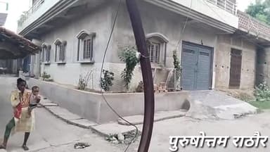 सड़क के बीचोबीच बिजली पौल रहने पर नगरवासियों को बनी रहती है खतरे की आशंका। @rafiganj616