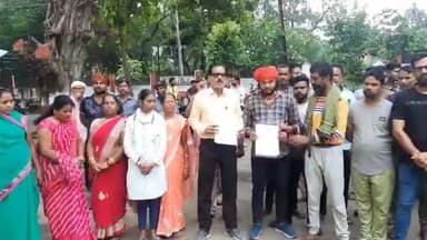 नरसिंहपुर: नगर पालिका सफाई कर्मचारी के साथ गयादात्य निवासी व्यक्ति ने की मारपीट, सफाई कर्मचारियों ने SP से की कार्रवाई की मांग