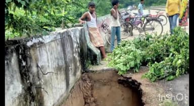 रामसनेही घाट: अहमदपुर चौराहा से सैदखानपुर संपर्क मार्ग पर पूरे अमेठिया स्थित कल्याणी पुल के पास सड़क की पटरी धंसी, SDM मौके पर पहुंचे