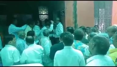 मड़ियाहू: हापूड़ में अधिवक्ताओं पर पुलिस द्वारा लाठीचार्ज का तहसील क्षेत्र के अधिवक्ताओं ने किया विरोध, SDM को सौंपा ज्ञापन