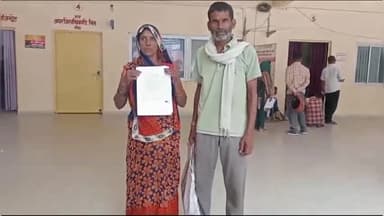 अतर्रा: रामकिशुन का पुरवा की महिला ने प्रधान व गुर्गों पर लगाया खाते से PM आवास योजना का पैसा निकालने का आरोप, DM से की शिकायत