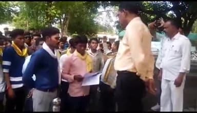 नरसिंहपुर: गोंडवाना स्टूडेंट यूनियन ने कलेक्ट्रेट पहुंचकर कलेक्टर को छात्रावास संबंधी समस्याओं के निदान के लिए सौंपा ज्ञापन