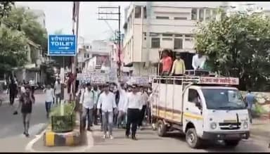 जबलपुर: नर्सिंग एवं पैरामेडिकल की परीक्षा न होने से नाराज छात्र-छात्राएं घंटाघर चौक पर हुए एकत्रित, किया प्रदर्शन