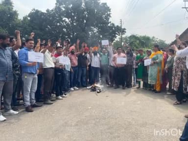 ਪਠਾਨਕੋਟ: ਪੁਰਾਣੀ ਪੈਨਸ਼ਨ ਬਹਾਲੀ ਨੂੰ ਲੈ ਕੇ ਸੀਪੀਐਫ ਯੂਨੀਅਨ ਨੇ ਸ਼ਹਿਰ ਵਿਖੇ ਮੁੱਖ ਇੰਜੀਨੀਅਰ ਦਫਤਰ ਬਾਹਰ ਪੰਜਾਬ ਦੇ ਸੀਐਮ ਦਾ ਫੂਕਿਆ ਪੁਤਲਾ