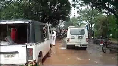 देवेंद्रनगर: पन्ना मे लगातार हो रही बारिश से लक्ष्मीपुर में बनाया बाईपास बहा कईं ग्रामीणों का टूटा संपर्क दोनो औऱ से फसे वाहन।