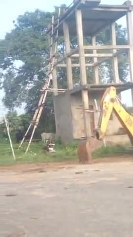 @सादपुर पंचायत के वार्ड नंबर 12 में 88 चैन के पास बन रहे नल जल टंकी कार्य अधूरा