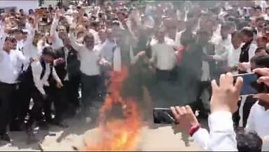 ~~~~~    #BreakingNews   ~~~~~~
गोरखपुर : गोरखपुर में वकीलों की हड़ताल, योगी सरकार का फूंका पुतला