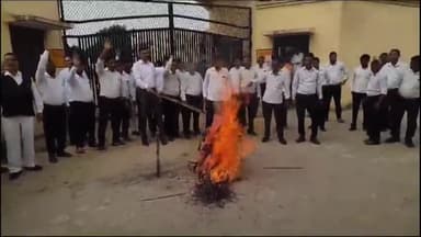 हसनपुर: हापुड़ प्रकरण में कार्यवाही न होने का आरोप लगाकर अधिवक्ताओं ने नारे बाजी करते हुए प्रदेश सरकार का फूंका पुतला