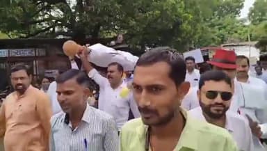 इटावा: कलेक्ट्रेट में अर्थी जुलूस निकालकर अधिवक्ताओं ने फूंका यूपी सरकार का पुतला, नारेबाजी कर विधानसभा घेराव की दी चेतावनी
