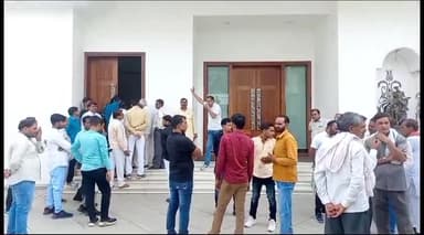 इटावा: चौगुर्जी आवास पर सपा महासचिव शिवपाल सिंह यादव ने आए हुए जनता एवं कार्यकर्ताओं की समस्याओं को सुना