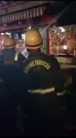 गाज़ियाबाद: वैशाली सेक्टर 4 स्थित मिनी फूड कॉर्नर दुकान में लगी भीषण, दमकल की टीम ने तीन फायर टैंकर की मदद से आग पर पाया काबू