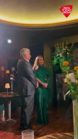 जिस समुदाय की दिन रात बुराई करते नही थकते है आज उनके स्वागत में हाथ बांधे खड़े है....#गोदी मीडिया