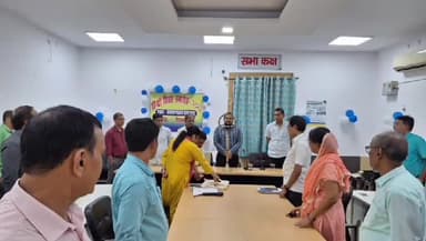 कहरा: समाहरणालय स्थित सभाकक्ष में हिंदी दिवस कार्यक्रम आयोजित, DM ने दीप प्रज्वलित कर कार्यक्रम का किया शुभारंभ