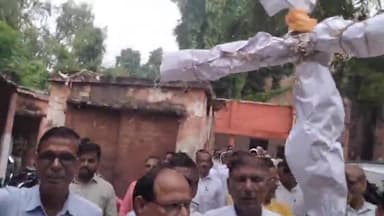 मड़ियाहू: हापुड़ की घटना को लेकर मरियाहू तहसील के अधिवक्ताओं ने पांच सूत्रीय मांगों को लेकर फूंका उत्तर प्रदेश सरकार का पुतला