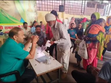 ग्वालियर गिर्द: कांग्रेस विधायक डॉक्टर सतीश सिकरवार ने शंकर चौक स्थित अपने कार्यालय पर जिले के बुजुर्गों और महिलाओं की सुनी समस्याएं