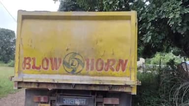 दरभा: अवैध रूप से खनिज डस्ट परिवहन कर रहे टिपर वाहन को पकड़ कर दरभा के तहसीलदार ने की कार्रवाई