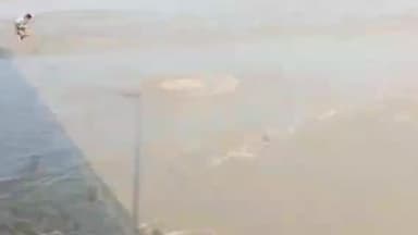 मुरादाबाद: कटघर थाना क्षेत्र में बह रही रामगंगा नदी में पुल के ऊपर से युवकों द्वारा नदी में छलांग लगाने का वीडियो हुआ वायरल