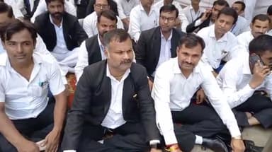 मुरादाबाद: हापुड़ में हुई घटना को लेकर जिला कलेक्ट्रेट में अधिवक्ताओं ने किया विशाल धरना प्रदर्शन