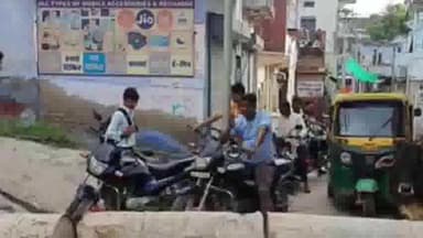 करौली: पेयजल संकट से जूझ रहे वार्ड 31 के वासियों ने बडी हटरिया क्षेत्र में लगाया जाम, पार्षद व पुलिस की समझाइश पर माने लोग