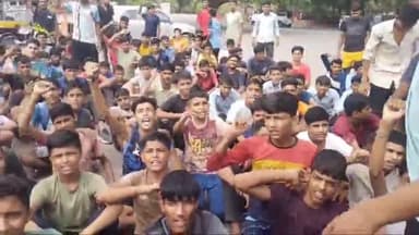 बीकानेर: सादुल स्पोर्ट्स स्कूल में मेस भत्ता बढ़ाने सहित विभिन्न मांगों को लेकर खिलाड़ियों ने कलेक्ट्रेट पर किया प्रदर्शन