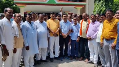 महाराजगंज: अखिल भारतीय प्रधान संगठन के पदाधिकारियों ने अपनी समस्याओं को लेकर डीएम से मुलाकात कर सौंपा ज्ञापन