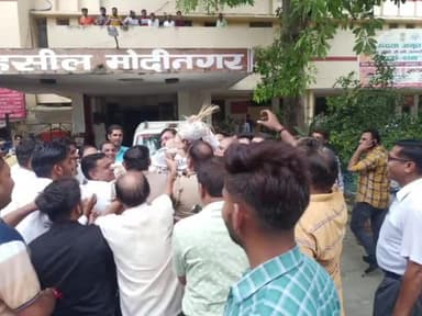 मोदीनगर: तहसील मोदीनगर में प्रदर्शन करने जा रहे अधिवक्ताओं को पुलिस ने रोकने की कोशिश की, हुई खींचातानी