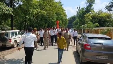 महाराजगंज: बार एसोसिएशन के अधिवक्ताओं ने निकाली पुतला शव यात्रा, कलेक्ट्रेट के चक्कर लगाकर कोर्ट परिसर में CM का फूंका पुतला