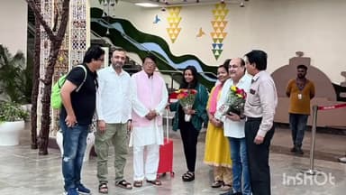 हुज़ूर: गांधीनगर स्थित एयरपोर्ट पर पहुंचे गायक मोहम्मद रफ़ी के सुपुत्र मोहम्मद शाहिद रफ़ी का विधायक पीसी शर्मा ने किया स्वागत