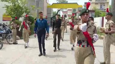 ਪਠਾਨਕੋਟ: ਆਰਮੀ ਅਫ਼ਸਰ ਬਣੇ ਜੁੜਵਾ ਭਰਾਵਾਂ ਦਾ ਸਿੰਬਲ ਚੌਂਕ ਪਹੁੰਚਣ 'ਤੇ ਕਾਲਜ ਵੱਲੋਂ ਸ਼ਾਨਦਾਰ ਸਵਾਗਤ, ਡੀਐੱਸਪੀ ਸਿਟੀ ਵੀ ਰਹੇ ਮੌਜੂਦ