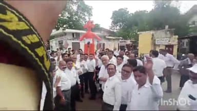 हापुड़: बार एसोसिएशन हापुड़ के अधिवक्ताओं ने लाठी चार्ज के विरोध में कचहरी परिसर में उत्तर प्रदेश सरकार का पुतला फूंका