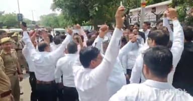 आगरा: हापुड़ घटना के चलते आगरा दीवानी न्यायालय परिसर में अधिवक्ताओं ने किया विरोध प्रदर्शन