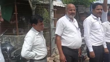 हाथरस: जनपद न्यायालय पर जिला बार एसोसिएशन अधिवक्ताओं ने उत्तर प्रदेश सरकार का फूंका पुतला, सरकार के खिलाफ जमकर की नारेबाजी